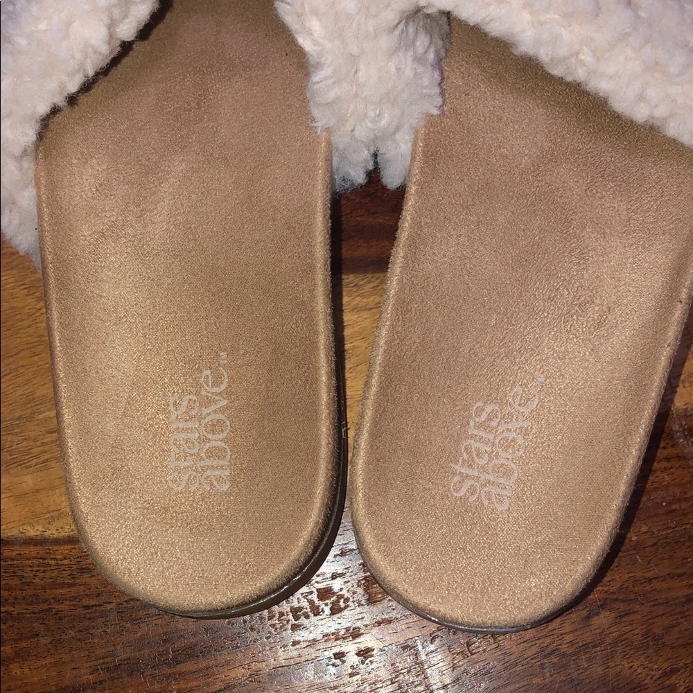 VGUC stars above Cream Faux-Shearling Slide Sandals - Picture 2 of 8